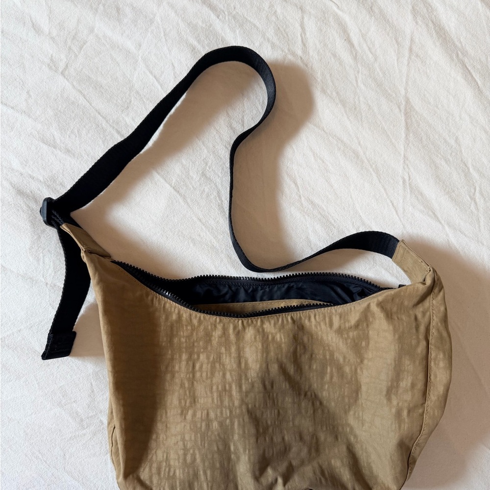 BAGGU Medium Nylon Crescent Bag